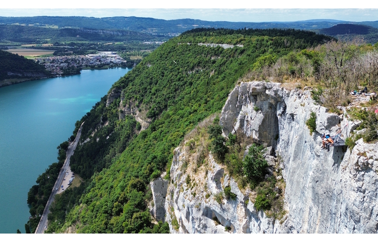 guides-bugey Aperitifs suspended in Nantua Portaledge